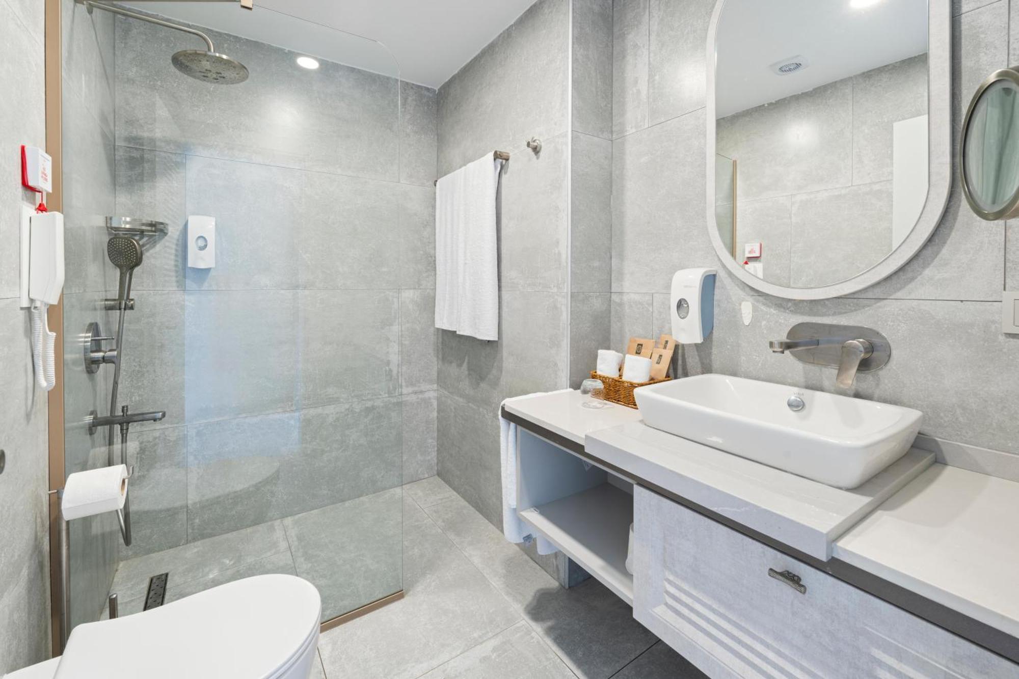 Double or Twin Room with Partial Sea View