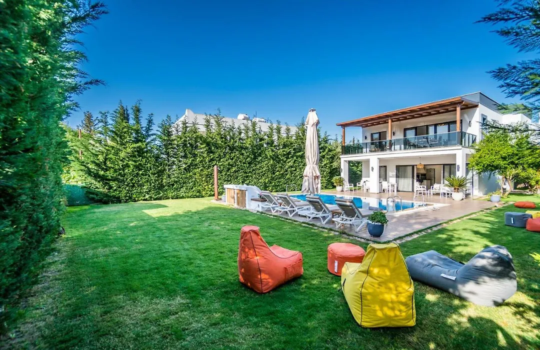 Contemporary Luxury Villa In Yalikavak Center-1