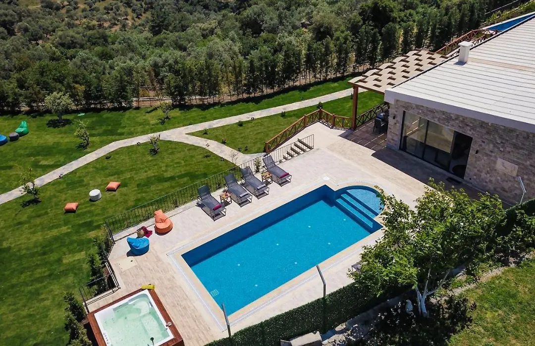Oezel Havuzlu Ve Jakuzili Ultra Lueks Villa-1