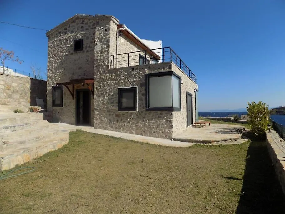 Denize Sifir Restore Edilmis Ahsap Tavan Tas Villa-1