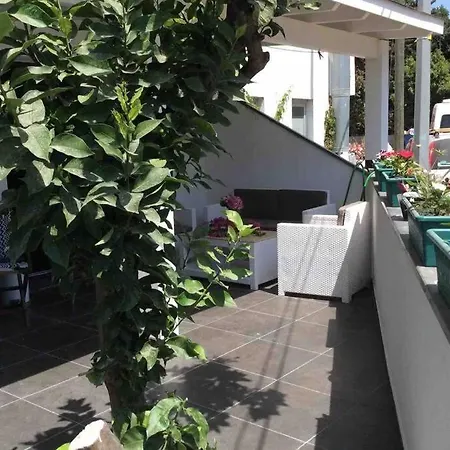 100 M To Beach, Entire Cozy Apartment With Patio-3
