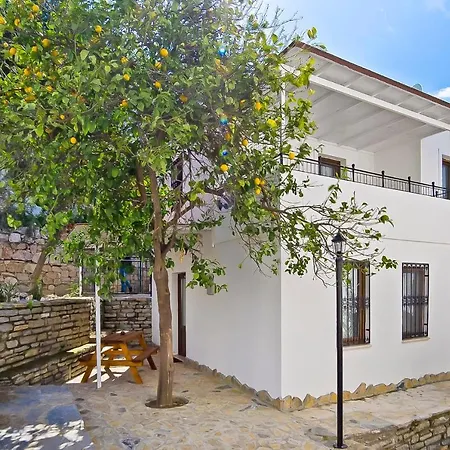 Central And Comfortable Apartment With Shared Pool Near Beach In Bodrum-3