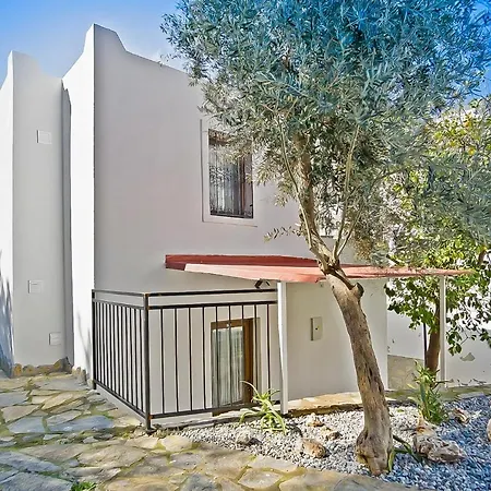 Central And Comfortable Apartment With Shared Pool Near Beach In Bodrum-2