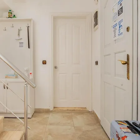 Central Stone House, 2Br, Cozy, Spacy, Terrace, Fast Wifi, Parking-2