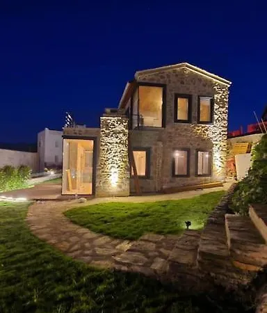 Denize Sifir Restore Edilmis Ahsap Tavan Tas Villa-3